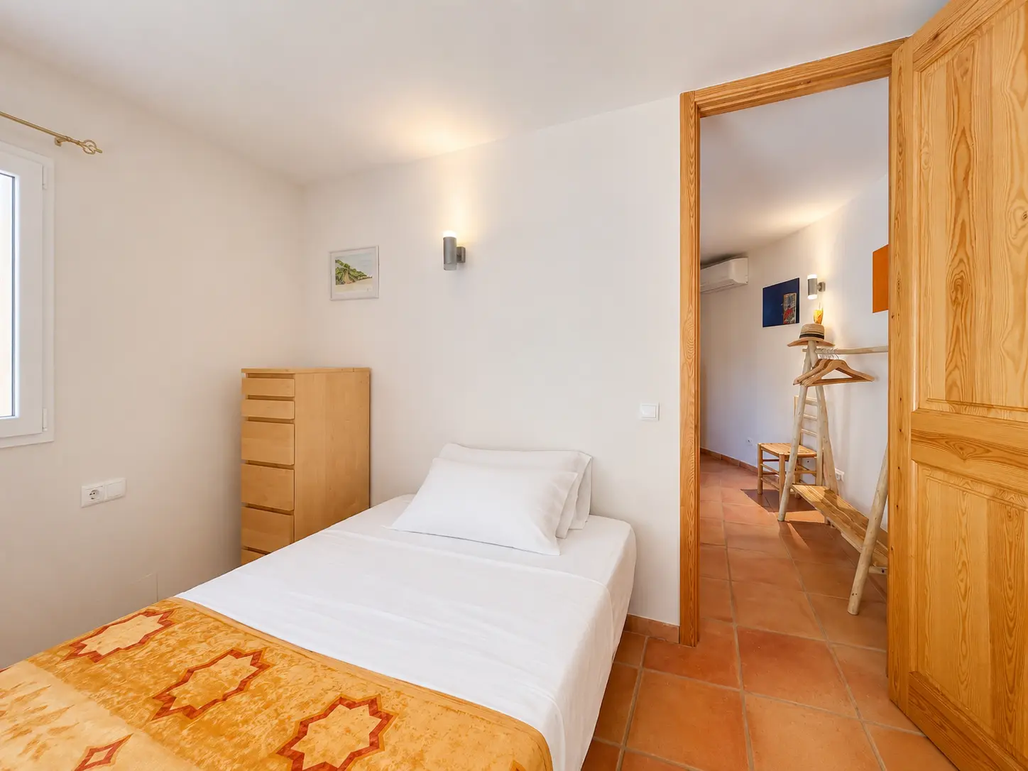 Single bedroom with wardrobe