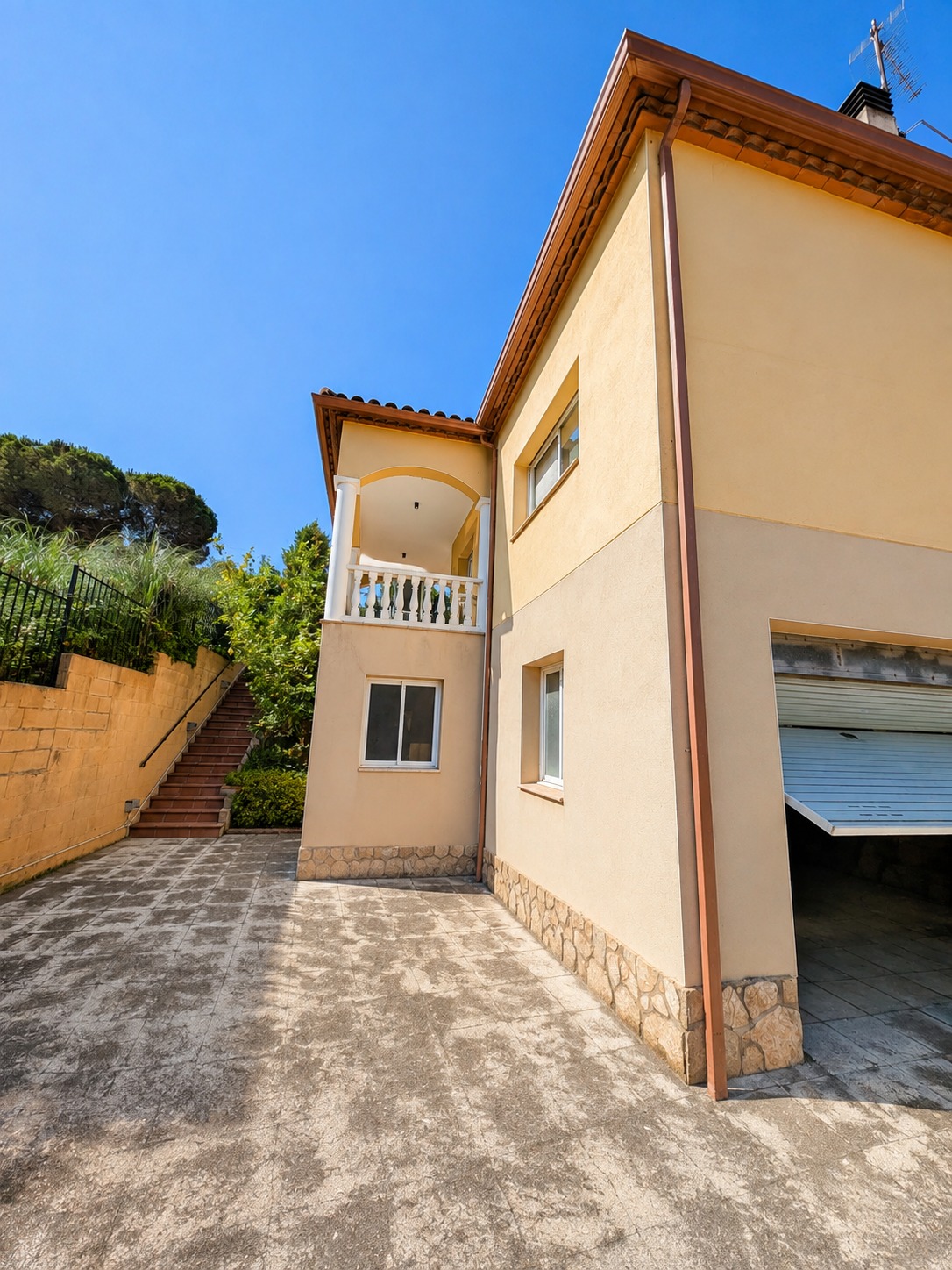 Villa facade with covered balcony and garage