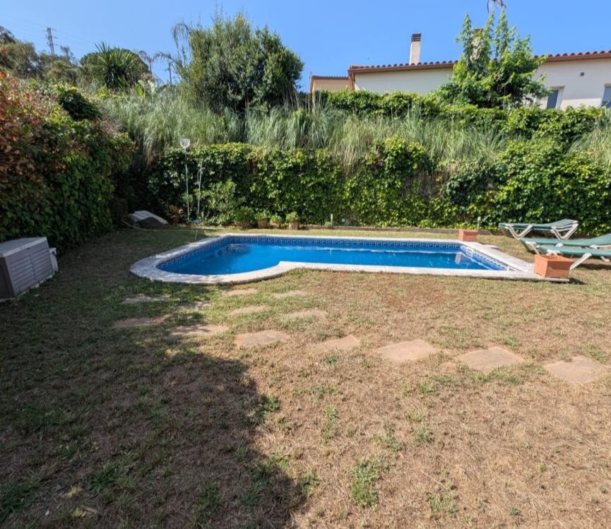 Pool and garden of the Treumal villa
